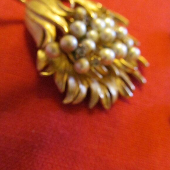 VINTAGE  ANTIQUE GOLD LEAF  BROACH AND CLIP EARRINGS- PEARLS RHIESTONES MINT - Picture 10 of 16